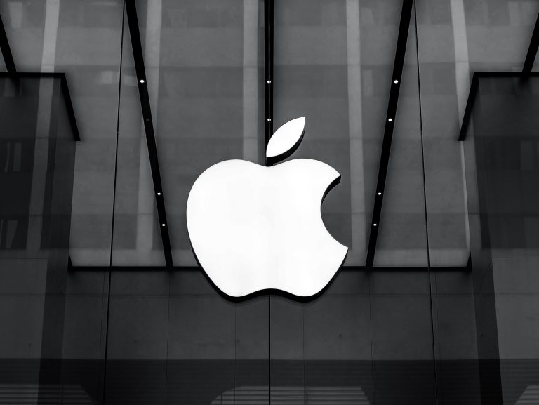 Apple announces a stock-split in the ratio of 4:1