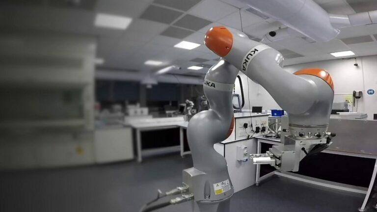 Lab robot that works non-stop