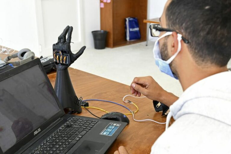 Customizable Bionic hand device developed by Tunisian start up