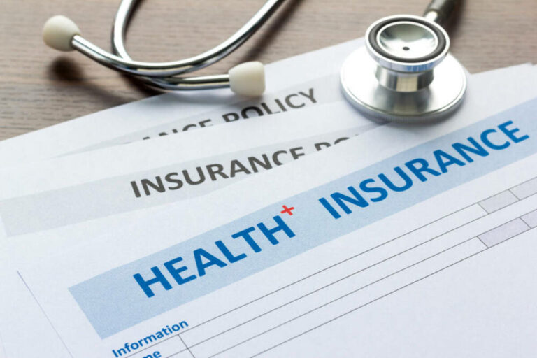 How does a health insurance policy work?