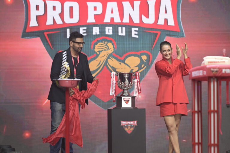 Parvin Dabas and Preeti Jhangiani with the Pro Panja League Trophy