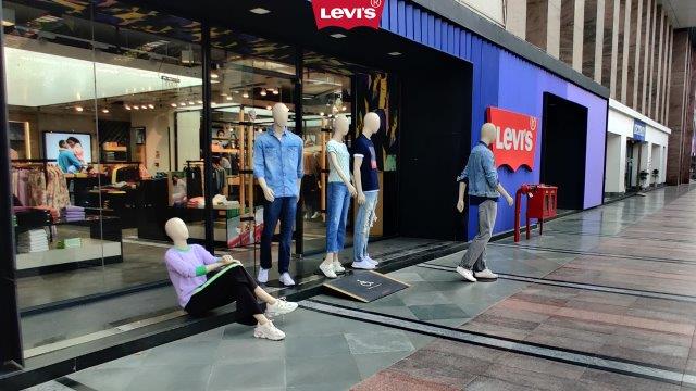 Levi’s mannequins follow their instincts inspired by the brand’s newest campaign.
