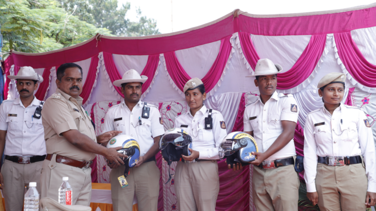 T. Mahadeva, ACP, Jayanagar Police Station giving helmet to Bengaluru traffic Policemen