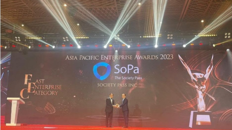 SoPa CFO, Tan Yee Siong, accepting Fast Enterprise Award for E-Commerce