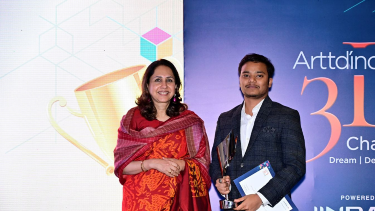 (L-R) Mrs Deepika Jindal with Product Category Siddhartha Sharma Winner