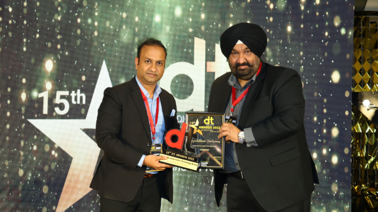 Yogesh Agrawal, Co-Founder, Consistent Infosystems collecting the award at DT Awards 2023