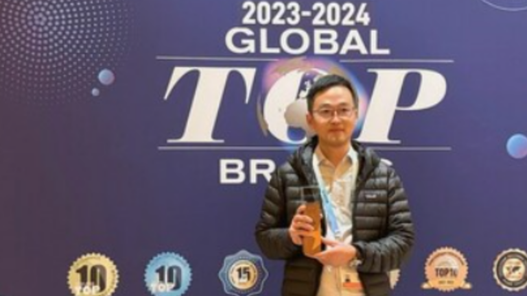 Benjamin Jiang, CEO of Infinix, received the 2023-2024 Most Innovative Mobile Phone Brand Award at CES 2024