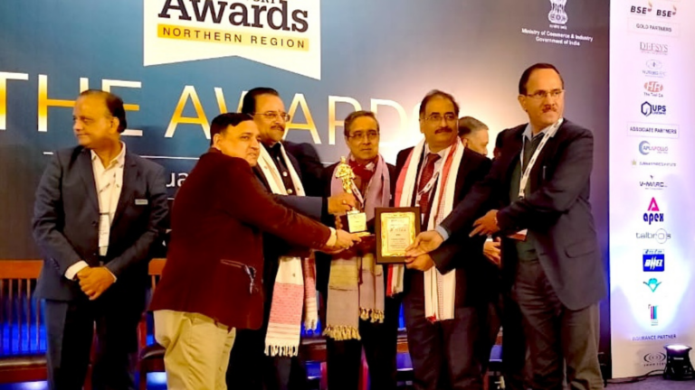 Left) Hon'ble Vice President of India Mr. Jagdeep Dhankhar presents SCOPE Awards to RITES CMD and Director Finance and Hon’ble Raksha Rajya Mantri Mr. Ajay Bhatt presents EEPC Award to RITES Director Technical and other officials. 