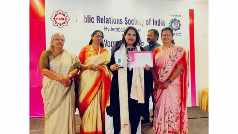 Mukta Kumar receives the Women Achievers Award from Public Relations Society of India