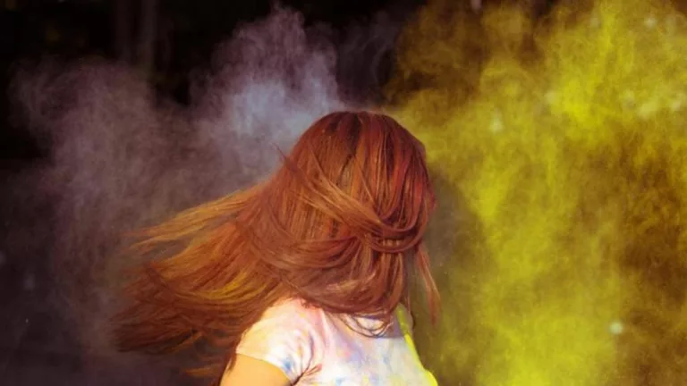 Here’s how to protect your hair from damage by color on Holi