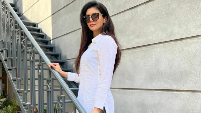 Ihana Dhillon is here with some major 'summer style' inspiration, looks killer in white